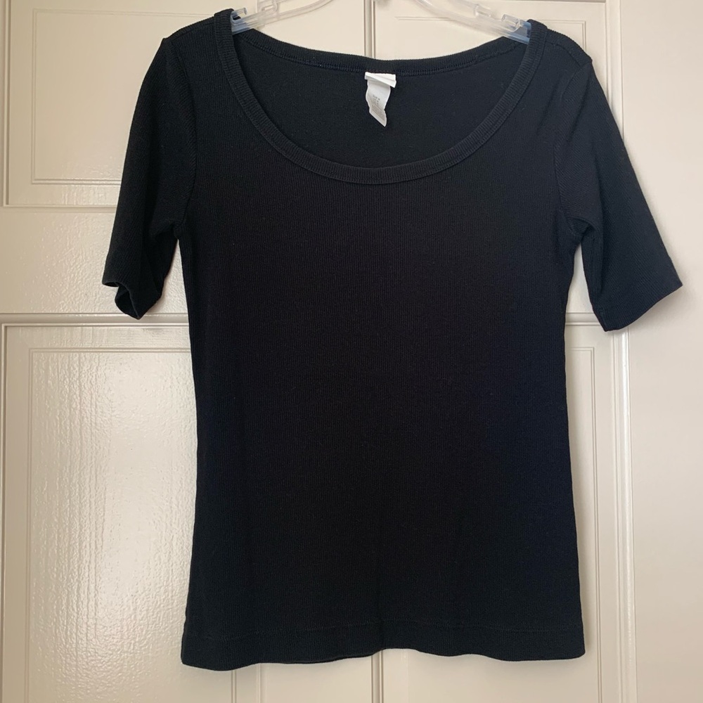 Short sleeved black top.